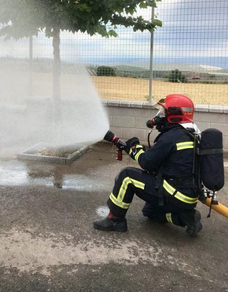 Un bombero del Parque Comarcal Sierra de Cazorla realiza un simulacro con los equipos de extinción