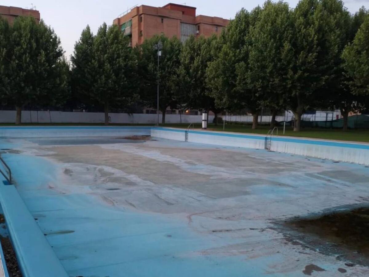 Los vecinos denuncian que siguen cerradas las piscinas de la Fuensanta y de la Calle Marbella