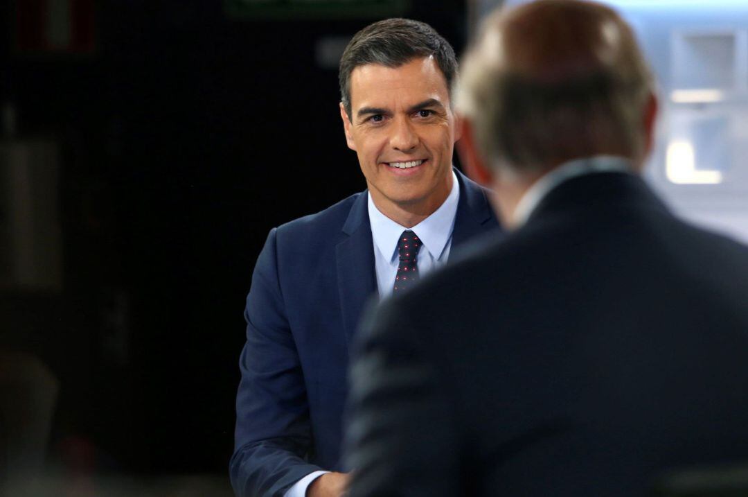 El presidente del Gobierno en funciones, Pedro Sánchez, durante la entrevista concedida a los Informativos de Telecinco.