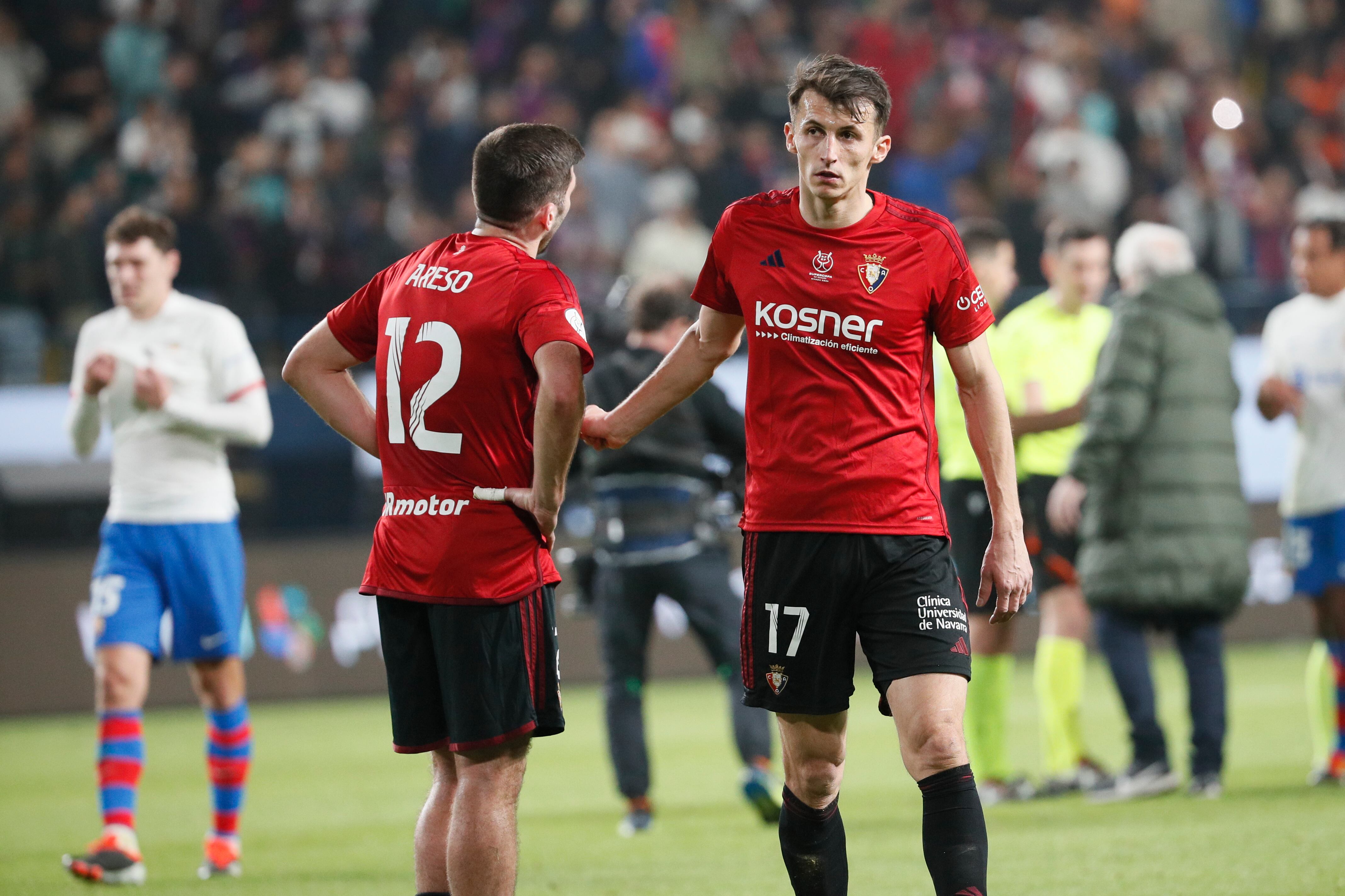 Los jugadores de Osasuna Ante Budimir (d) y Jesús Areso, al término de la segunda semifinal de la Supercopa de España que FC Barcelona y CA Osasuna han disputado este jueves en el estadio Al-Awwal Park de Riad, en Arabia Saudí