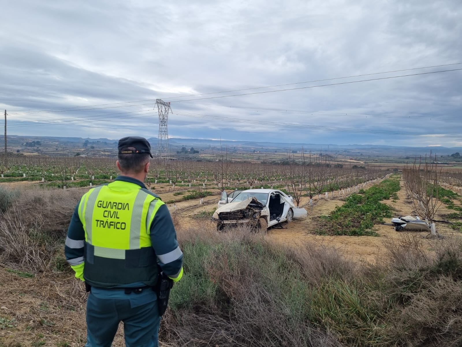 Una mujer fallecida y el conductor grave al salirse de la vía un vehículo en Caspe