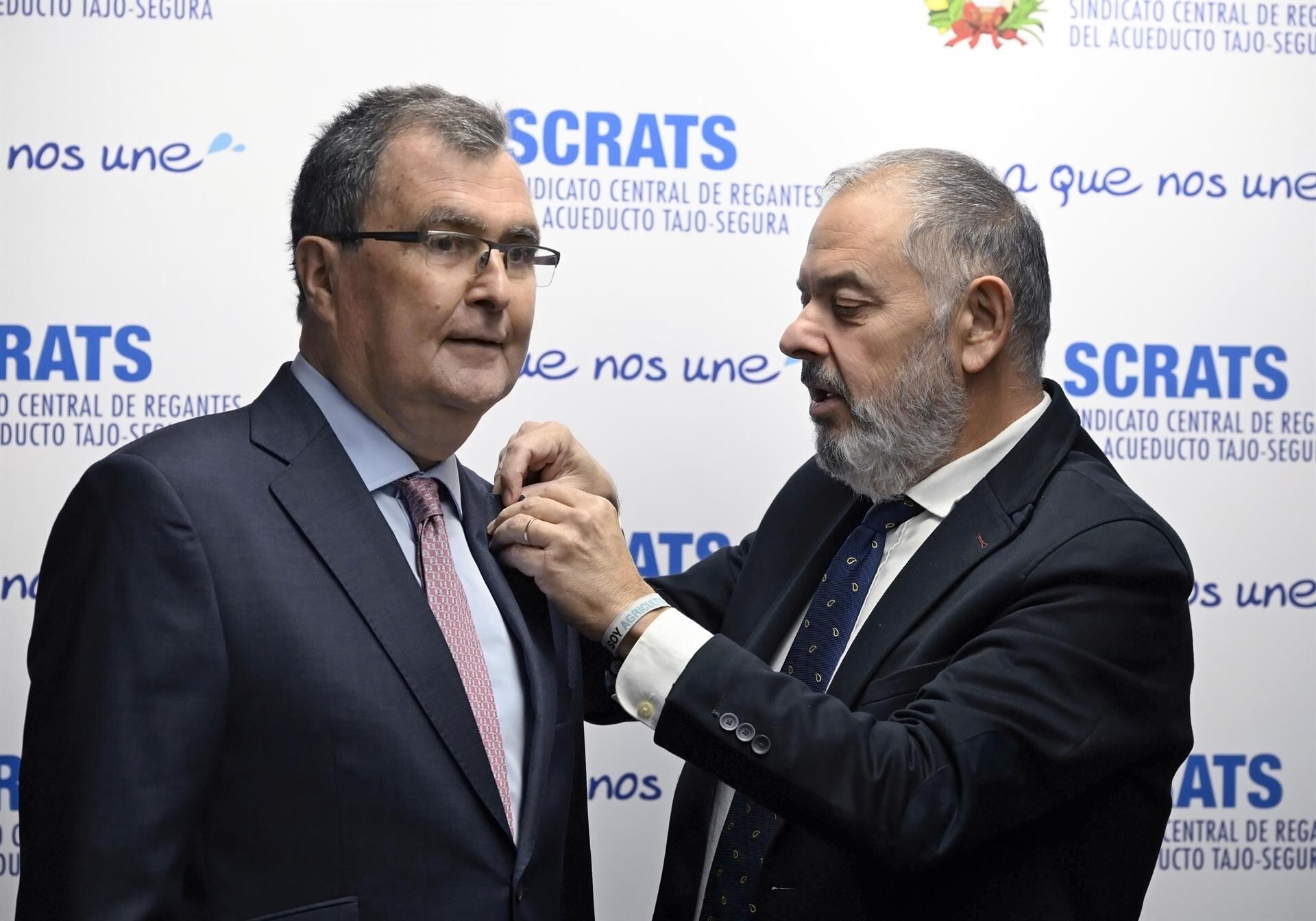 El alcalde de Murcia, José Ballesta, recibe, de parte del presidente del SCRATS, Lucas Jiménez, la insignia de oro del Sindicato Central de Regantes del Acueducto Tajo-Segura