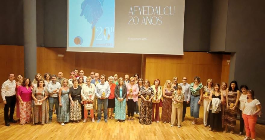 Foto de familia tras el acto del 20º aniversario de Afyedalcu celebrado el pasado 7 de septiembre en el Teatro Auditorio de Cuenca.