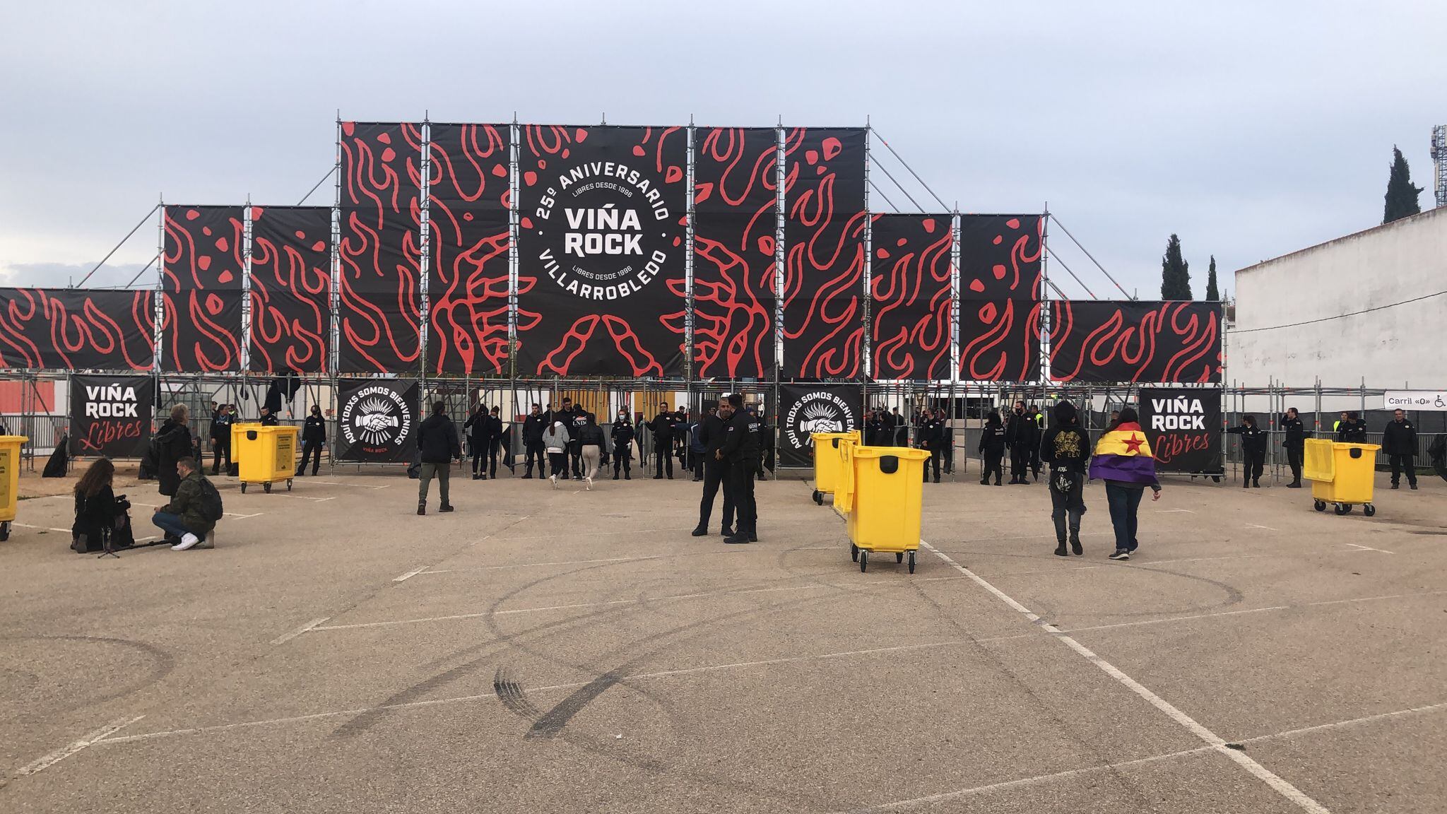 Asistentes accediendo a la zona de conciertos