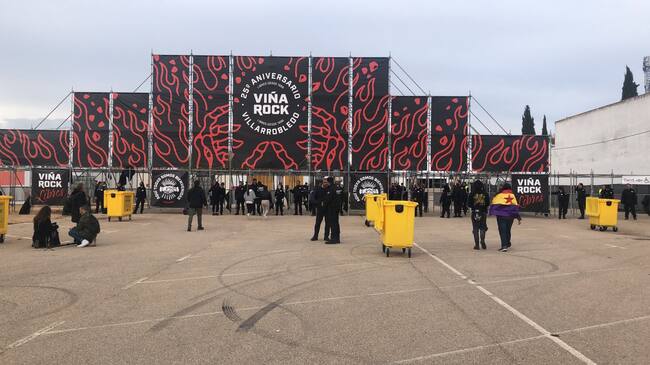 Asistentes accediendo a la zona de conciertos