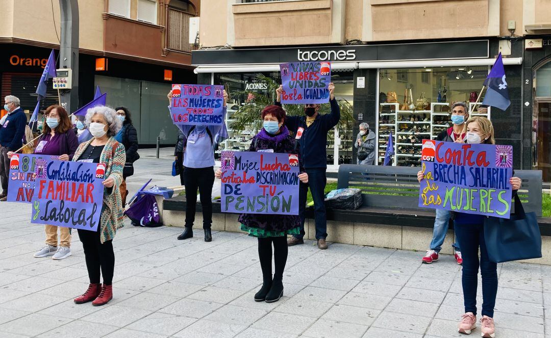 Concentración en la plaza de la Aurora de Motril con motivo del 8 de marzo 