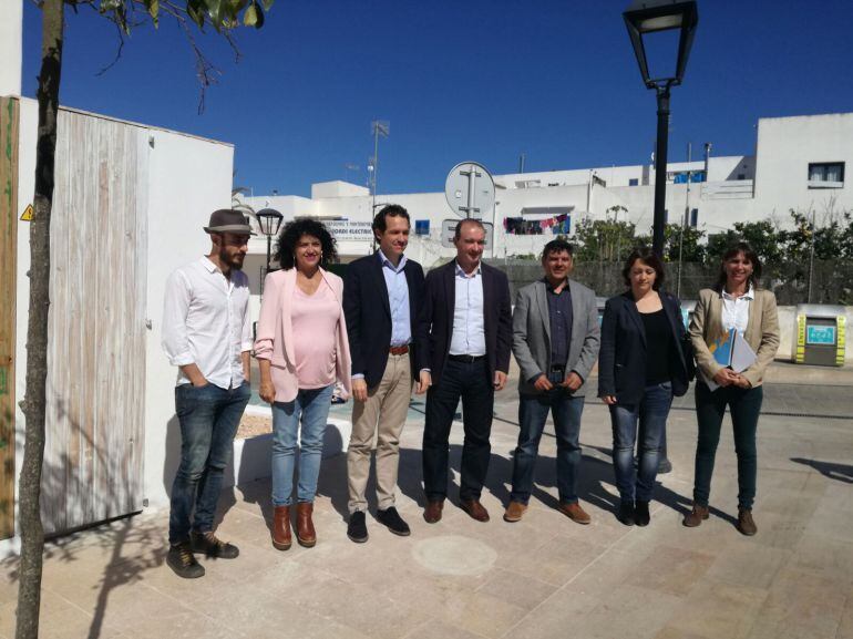 Imagen de archivo de una visita institucional a una bloque de vivienda pública de Formentera