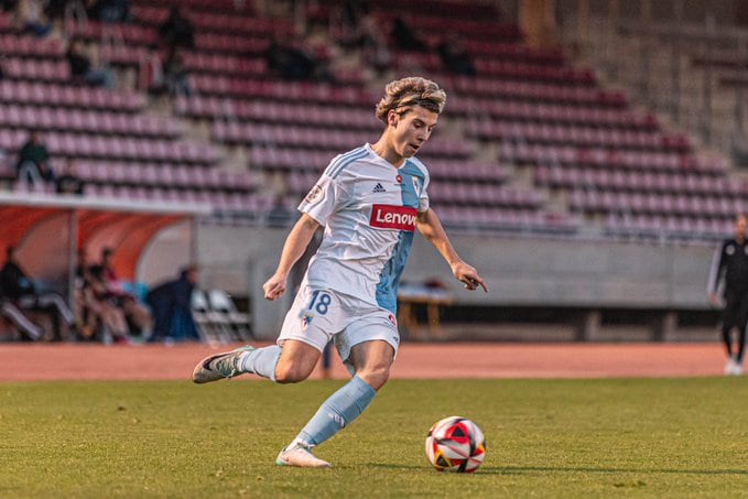 Hugo Matos, autor del primer gol del Compostela, conduce el balón sobre el césped del Vero Boquete