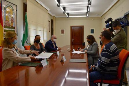 Momento de la firma del convenio, alcaldesa de Jódar, Mª Teresa García, a la derecha, Secretaria general de Vivienda, Alicia Martínez, a la izquierda