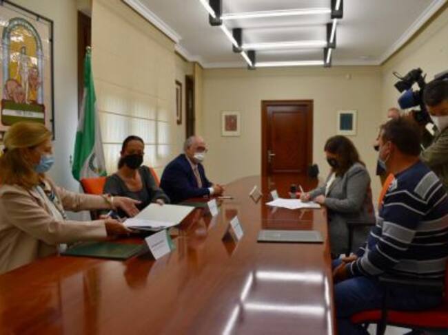 Momento de la firma del convenio, alcaldesa de Jódar, Mª Teresa García, a la derecha, Secretaria general de Vivienda, Alicia Martínez, a la izquierda