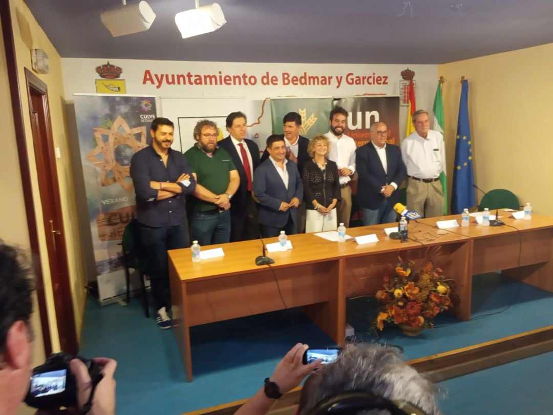 Foto de familia con todos los que intervenían en el acto de presentación