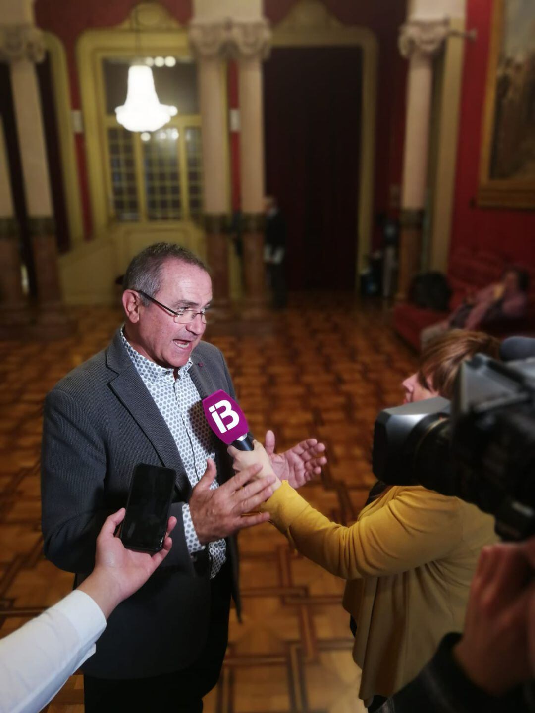 Xicu Tarrés responde a los periodistas en el Parlament Balear