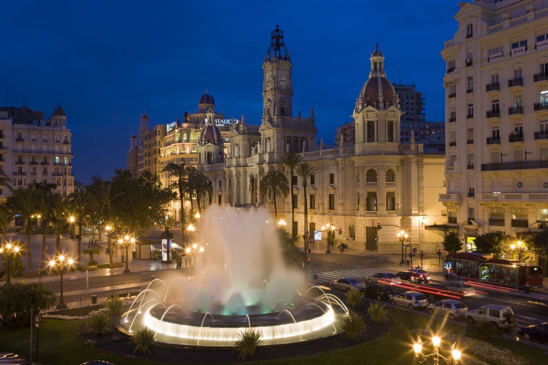 Vista nocturna de la plaza del Ayuntamiento de València (foto de archivo)