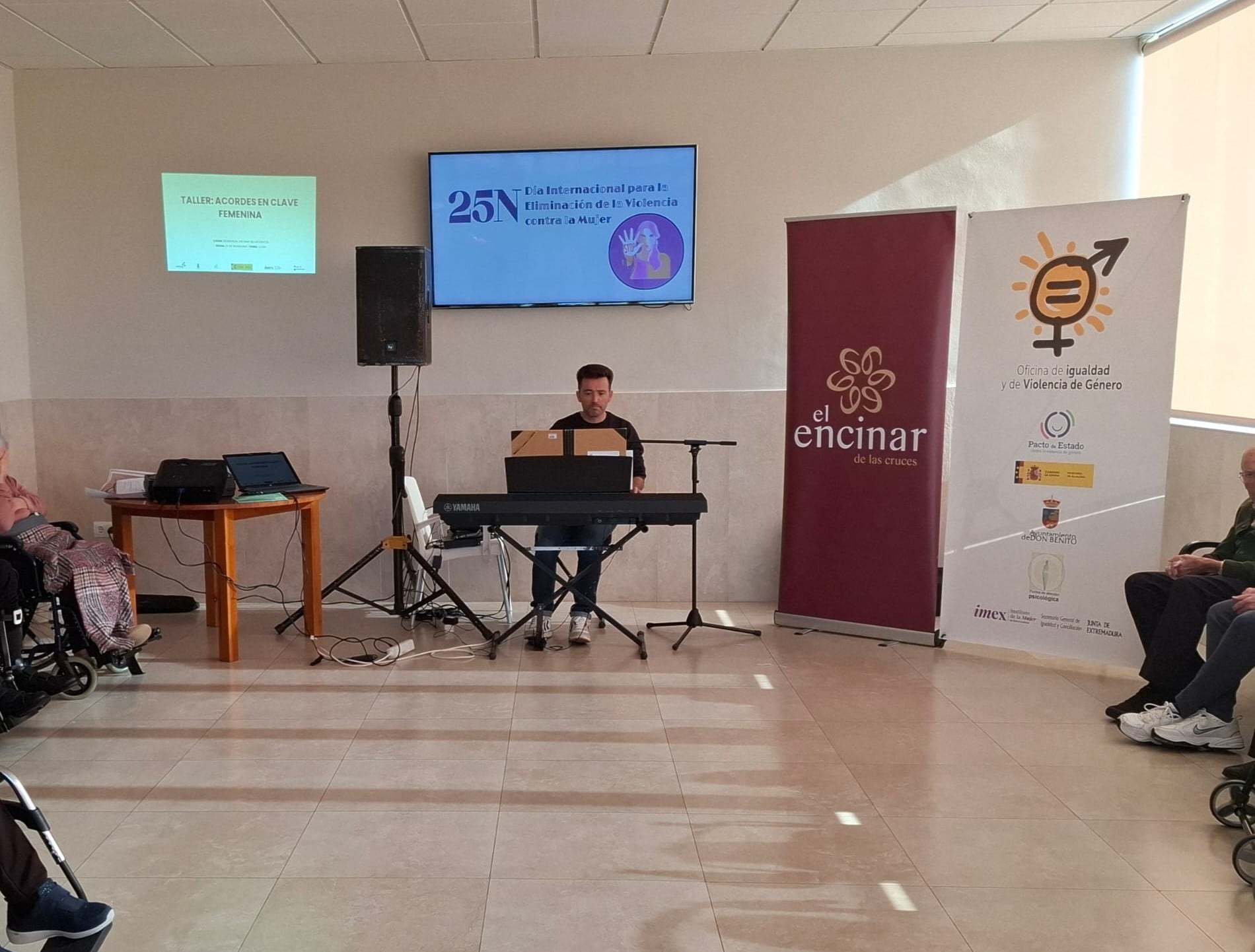 Mayores de Don Benito analizan los estereotipos de género a través de la música en una actividad por el 25N