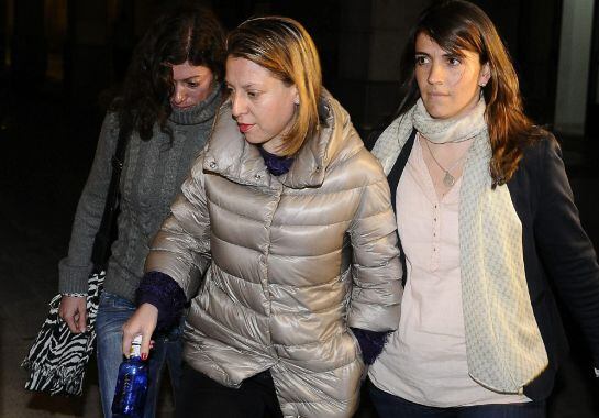 GRA578. SEVILLA, 24/03/2015.- La exdelegada de Empleo en Jaén, Irene Sabalete (c), uno de los detenidos esta mañana en la operación Barredo, iniciada por la Unidad Central Operativa (UCO) de la Guardia Civil en Andalucía por orden de la jueza Mercedes Alaya, entrando a declarar. EFE/ Raúl Caro