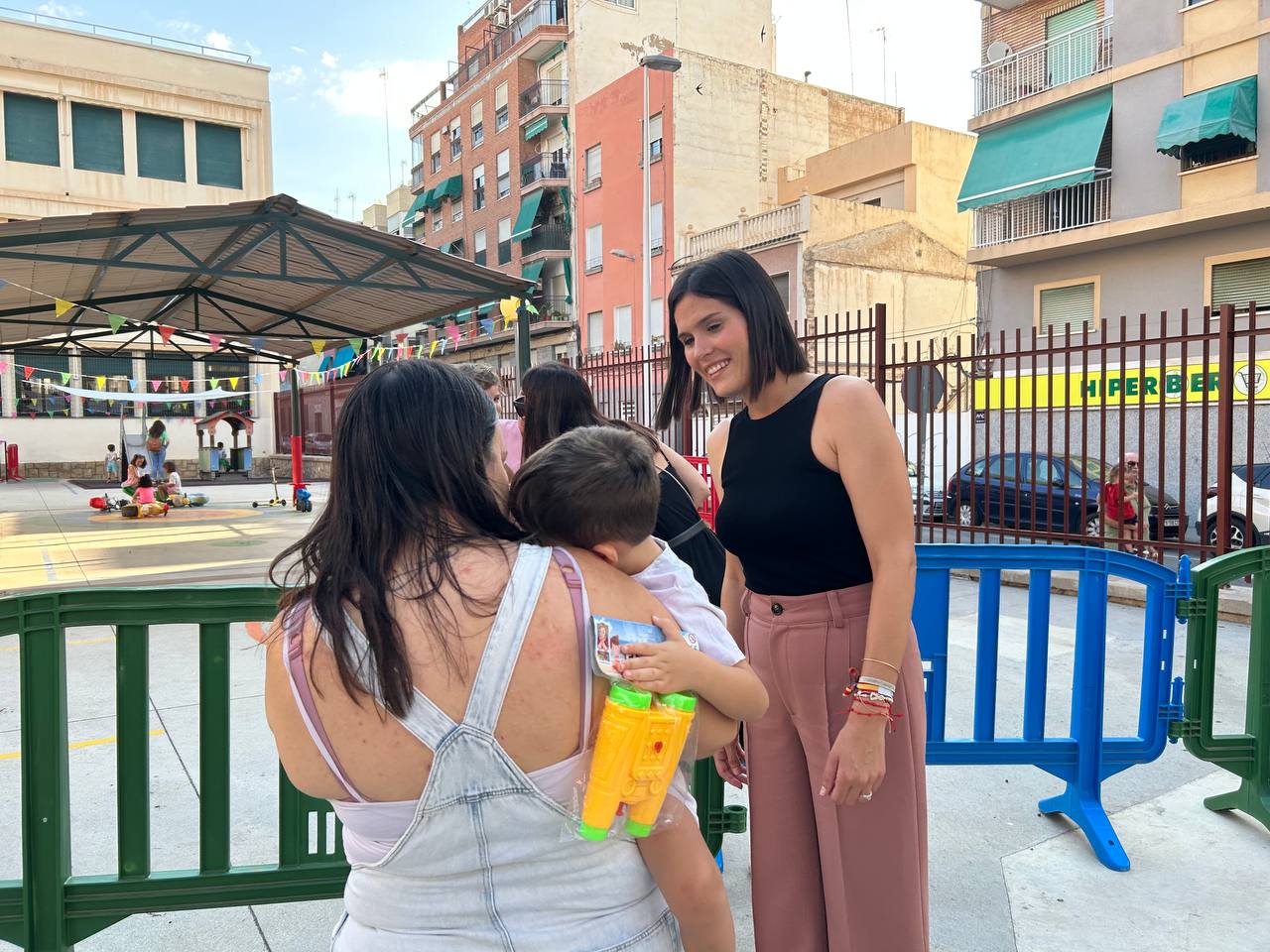 La concejala de Educación, María Bonmatí, en el inicio de la escuela de verano en el Colegio Público Virgen de la Asunción de Elche