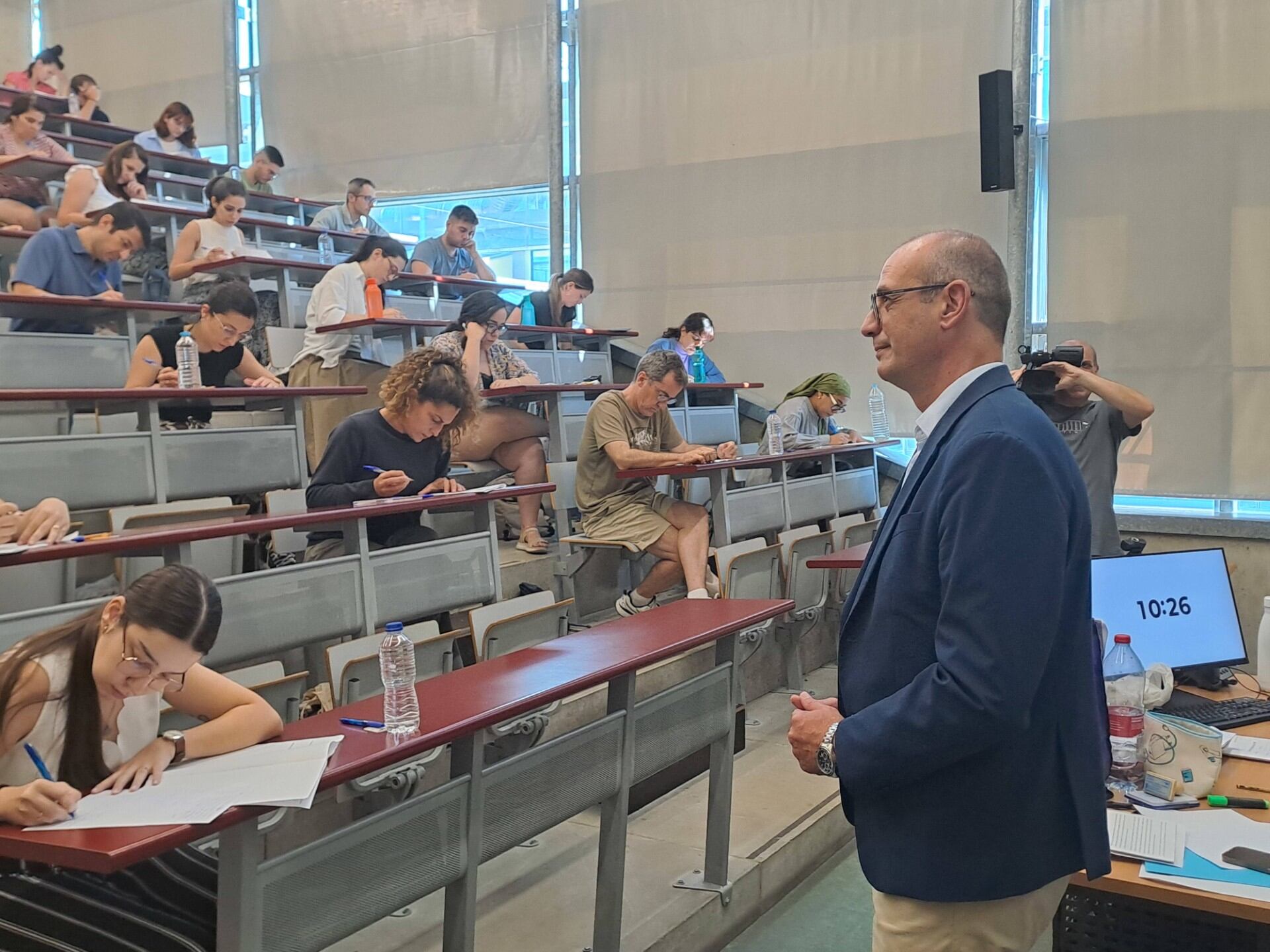 El consejero de Educación y Formación Profesional, Víctor Marín, visita una de las sedes donde se celebran hoy las oposiciones a Secundaria.