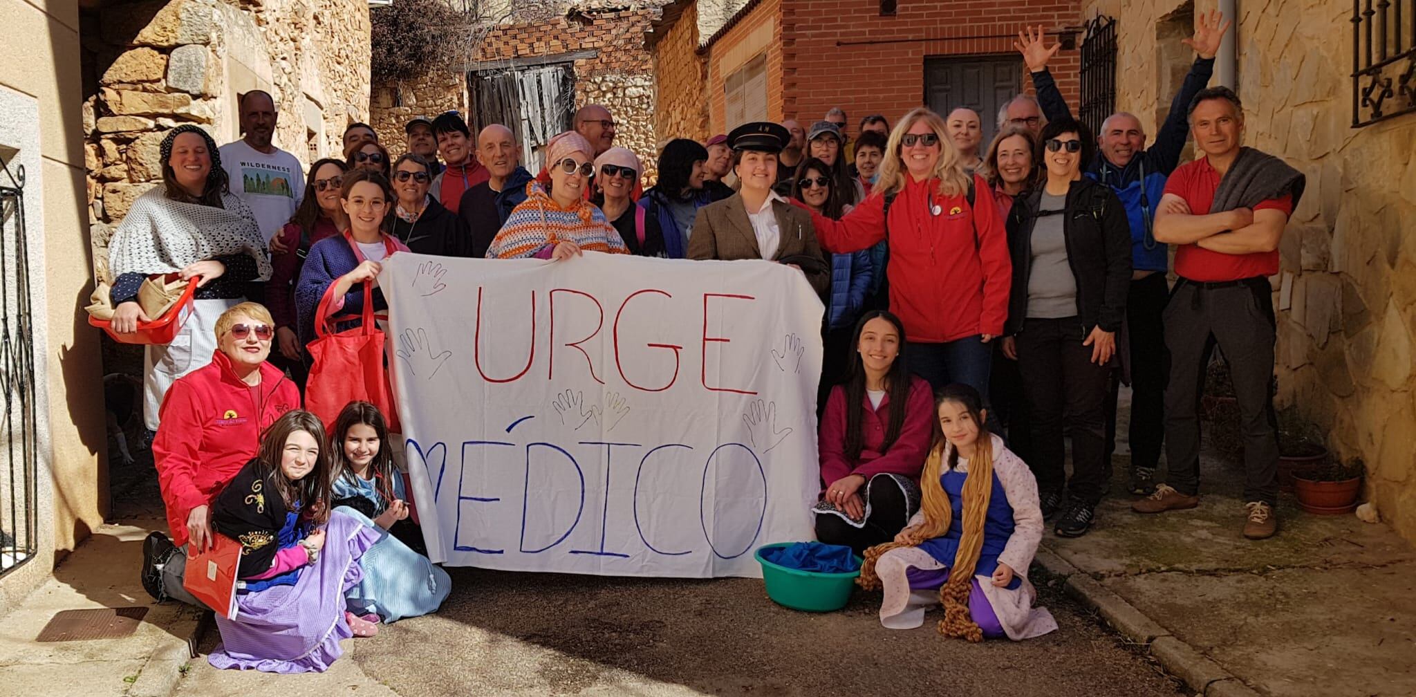 Reivindicación sanitaria en Fuentenebro en la ruta teatralizada  del programa "¿Te enseño mi pueblo?"