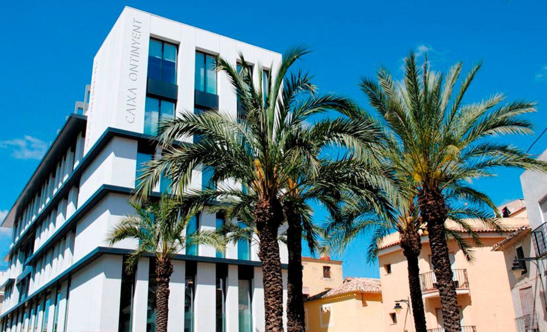 Imagen exterior de la sede central de Caixa Ontinyent