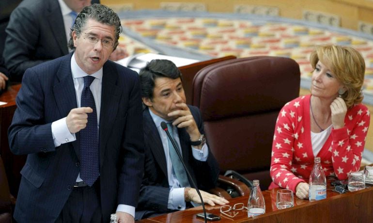 El consejero de Presidencia, Justicia e Interior, Francisco Granados (i), y la presidenta y vicepresidente de la Comunidad de Madrid, Esperanza Aguirre (d) e Ignacio González, durante un pleno celebrado el 19 de febrero de 2009 en la Asamblea de Madrid. El pleno fue suspendido ante los gritos y reproches entre los diputados del PP y el PSOE sobre los supuestos imputados en tramas de corrupción. 