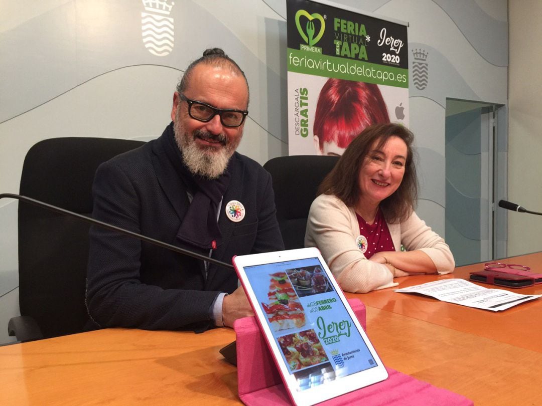 El director de Neutrino, José Luis Macías, y la delegada de Turismo, Isabel Gallardo.