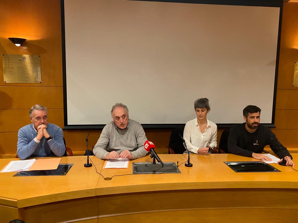 Los jefes de servicio del Hospital de Donostia en una rueda de prensa este miércoles