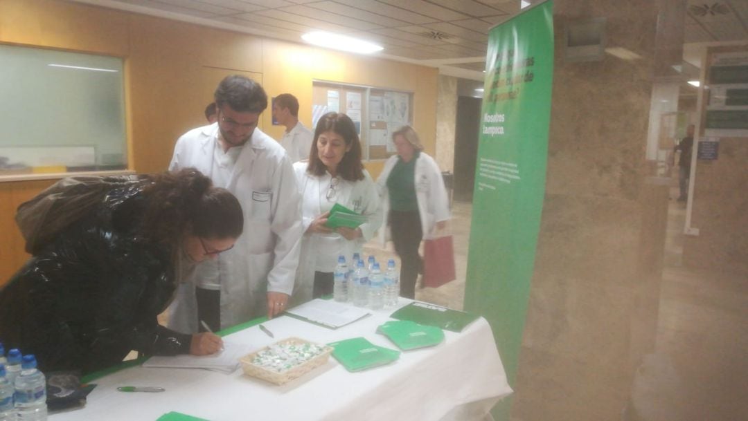Recogida de firmas en el Hall del Hospital de Talavera
