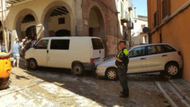 Cotxes que la força de l'aigua va arrossegar. Imatge del 24 de setembre