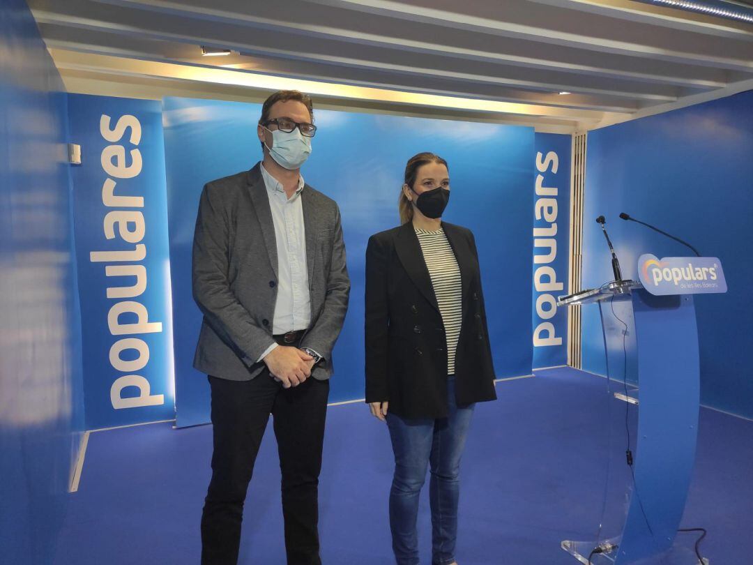 Toni Costa, y la candidata del PP balear, Marga Prohens