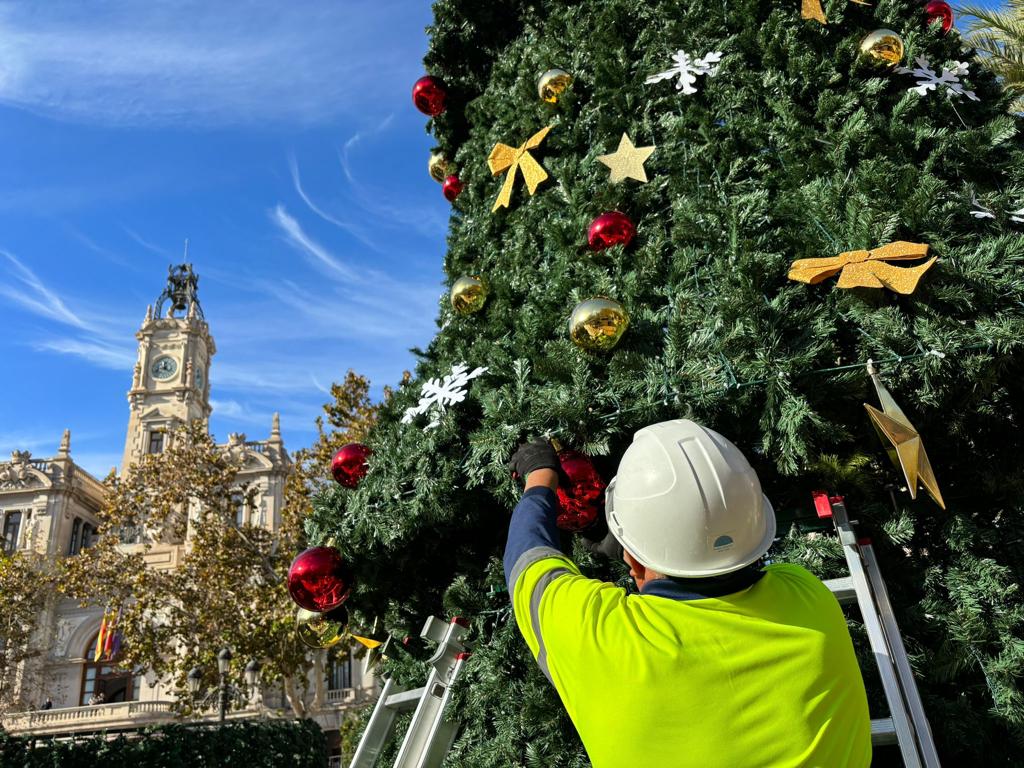 El árbol de Navidad de la plaza del Ayuntamiento de València este año alcanzará los 20 metros de altura