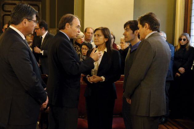 El presidente del Senado, Pío García -Escudero (PP), presenta sus condolencias y conversa con la viuda y uno de los hijos de Vicente Álvarez Areces. Junto a ellos el presidente de la junta General del Principado, Pedro Sanjurjo (izq.), y el presidente del Principado, Javier Fernández (dcha.)