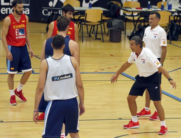 El técnico de la selección española de baloncesto, Sergio Scariolo, durante un entrenamiento con el equipo