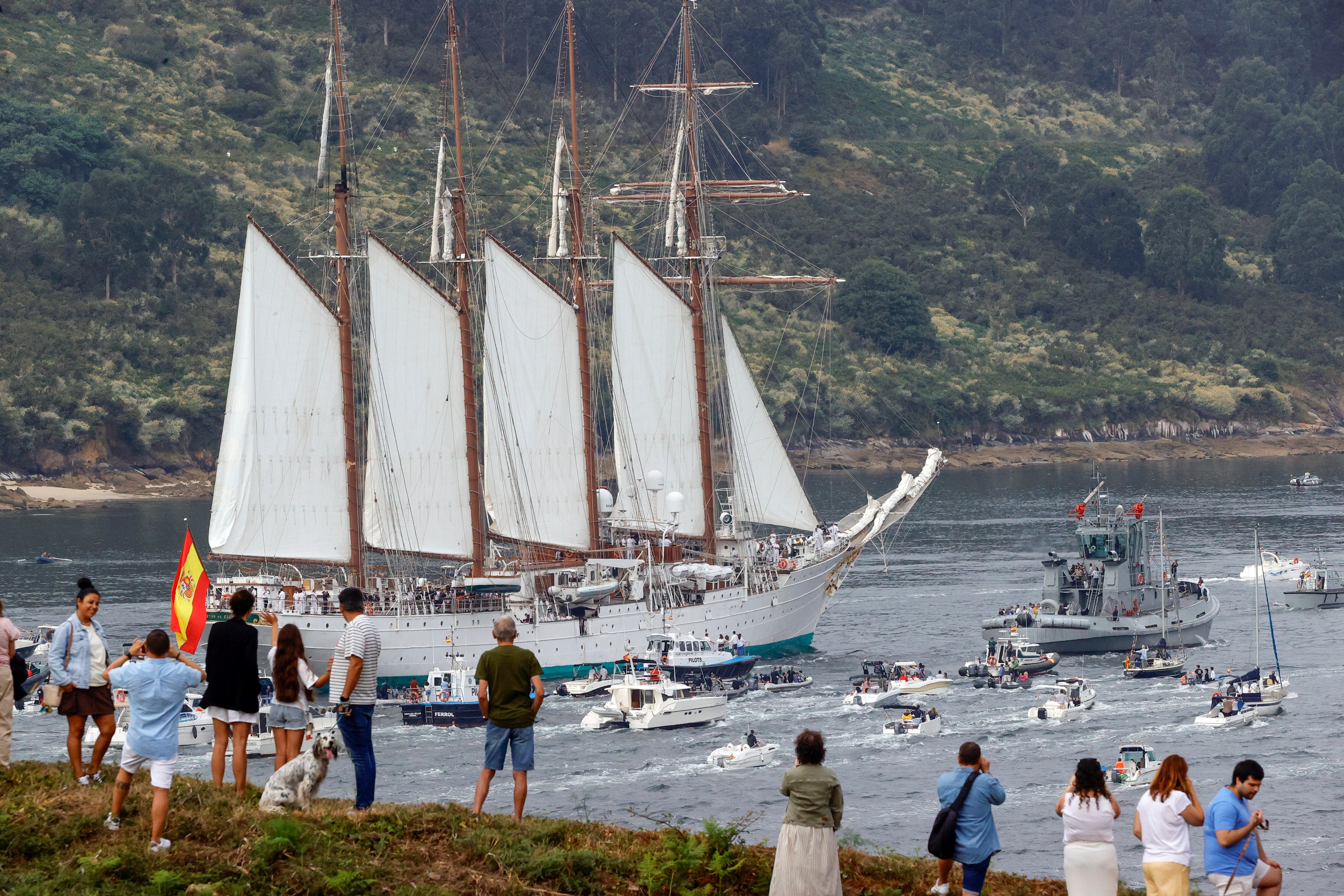 El buque escuela de la Armada Juan Sebastián de Elcano ha zarpado este sábado del puerto de Ferrol rumbo a Marín (foto: Kiko Delgado / EFE)