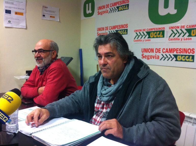 Juan Manuel Palomares (D) coordinador de la Unión de Campesinos de Segovia junto a Fernando de La Fuente (I) miembro de la comisión ejecutiva del sindicato ,durante el balance del año 2016.