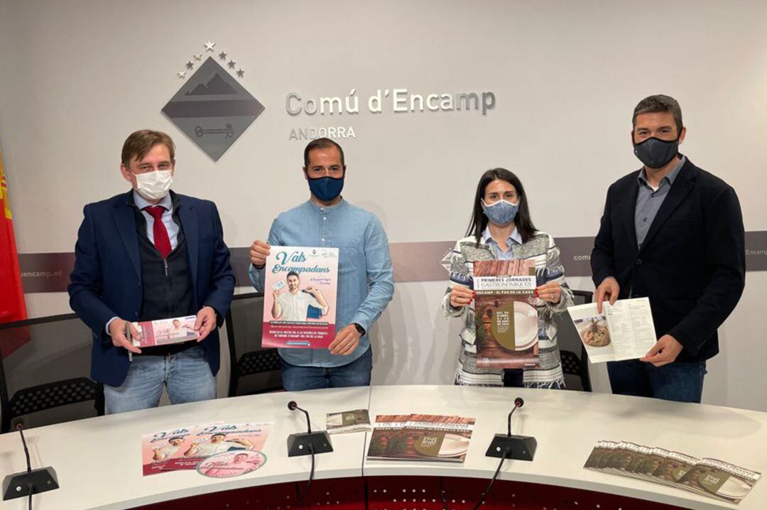 El director de Reactivació Econòmica, Miquel Alís; el conseller de Turisme i Reactivació Econòmica, Nino Marot; la cònsol major, Laura Mas; i el director de Turisme, Ricard Gonzalvo, durant la presentació de les accions.