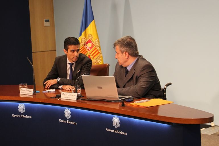 El secretari d'Estat d'Administració Pública, Antoni Rodríguez, i el cap d'àrea de Planificació i Estratègia del departament de Tributs i Fronteres, Miquel Llongueras, durant la presentació de la campanya de comunicació de l'IRPF
