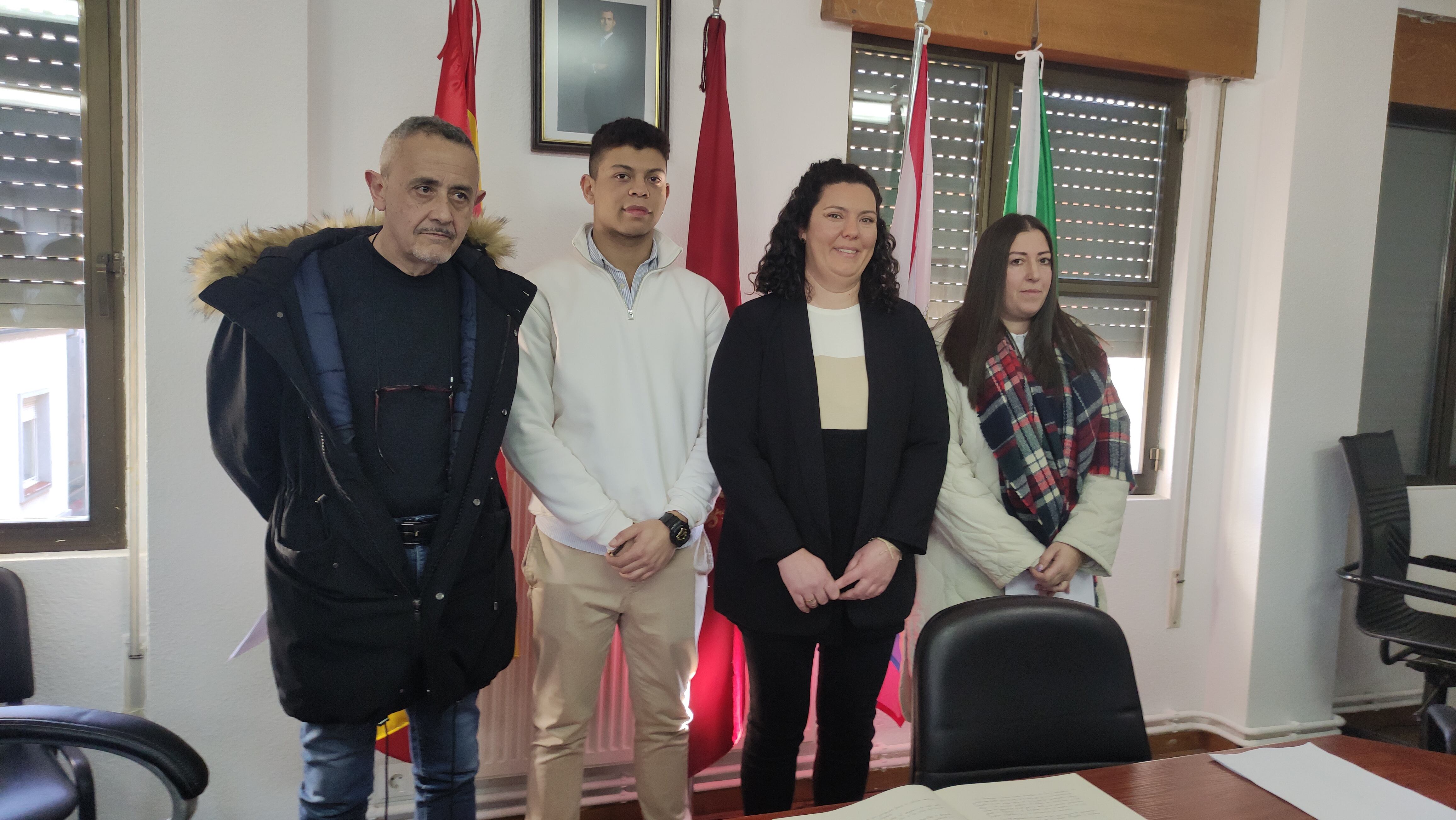 La concejala y futura alcaldesa, Irene González ( tercera por la izq.) junto a sus compañeros