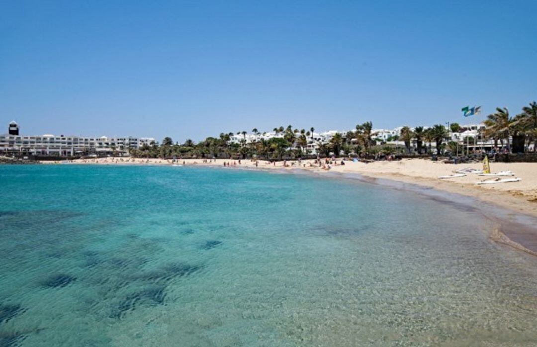 Vista de la playa de Las Cucharas, en Costa Teguise.