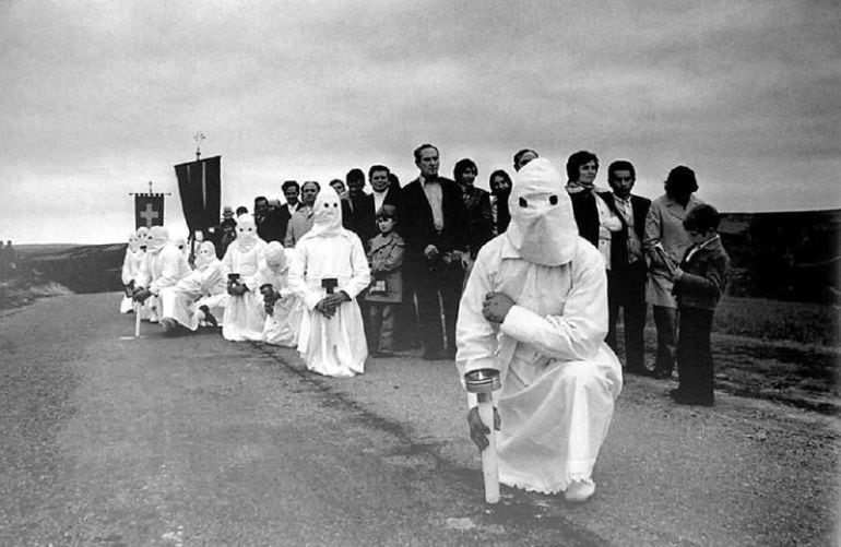 &#039;1975 Cofrades de la Cruz&#039;. Una de las fotos más conocidas de la fotógrafa que ha retratado las tradiciones más profundas de España. 