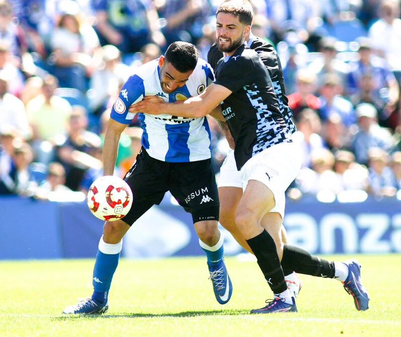 Dani Romera pelea por el balón, en el Rico Pérez