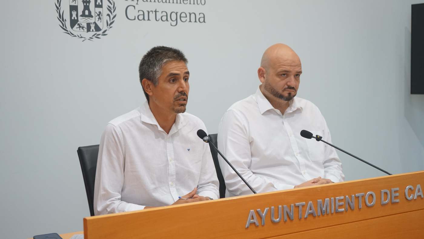 Jesús Giménez Gallo (izquierda) y Manuel Torres (derecha) comparecen en la sala de prensa del Ayuntamiento