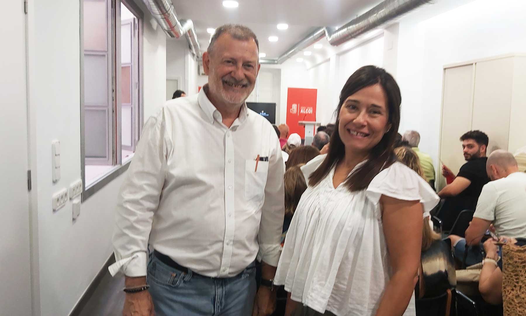 Manolo Gomicia y Lorena Zamorano, en la sede del PSOE, poco antes de iniciarse la asamblea y las elecciones