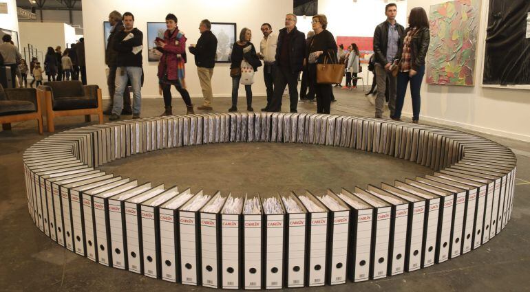 &#039;Ringbinder Circle&#039; de Ignacio Uriarte expuesta en la XXXIV Feria Internacional de Arte Contemporáneo, ARCO.