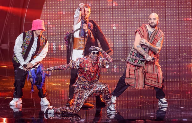 Kalush Orchestra, representante de Ucrania, interpreta &#039;Stefania&#039; en la primera semifinal de Eurovisión (Photo by Jens Büttner/picture alliance via Getty Images)