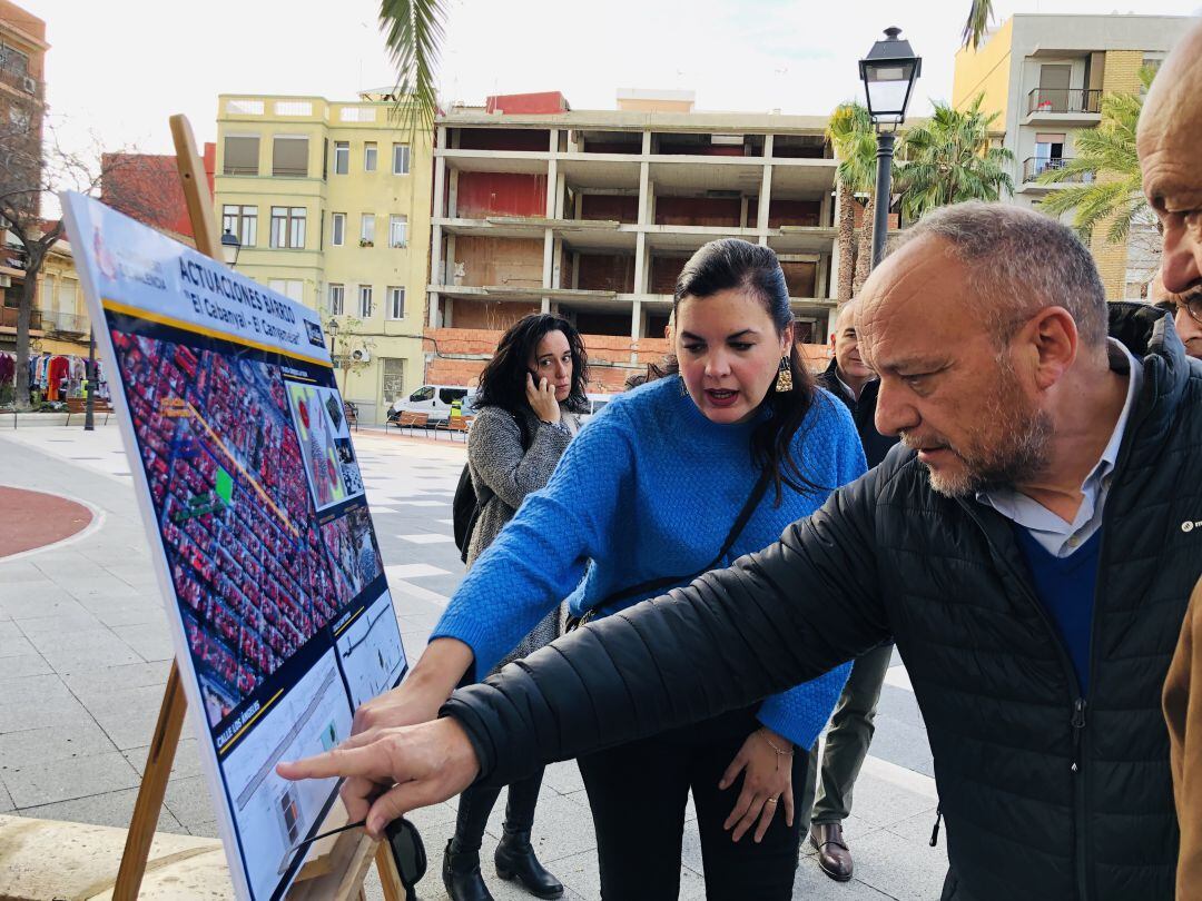 La vicealcaldesa, Sandra Gómez, en el barrio del Cabanyal