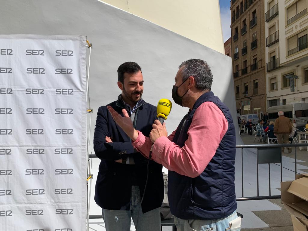 Paco García entrevistando al pintor José Tomás Pérez Indiano