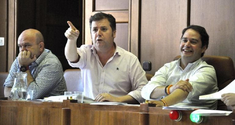 El vicealcalde de Torrejón, José Luis Navarro, rodeado del edil Valeriano Díaz y el alcalde Ignacio Vázquez