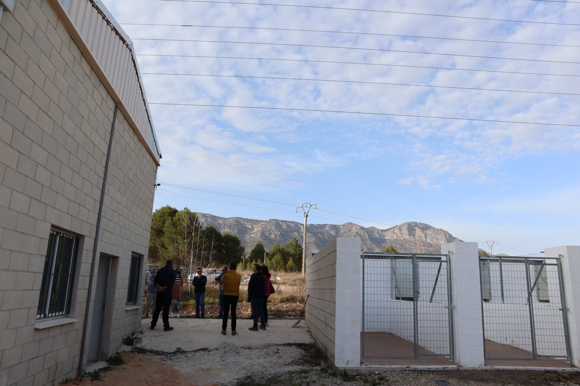 Los representantes de los municipios que integran la Mancomunitat de L&#039;Alcoià i El Comtat visitaron las instalaciones del Centro de Protección Animal situadas en unos terrenos cedidos por el Ayuntamiento de Muro.