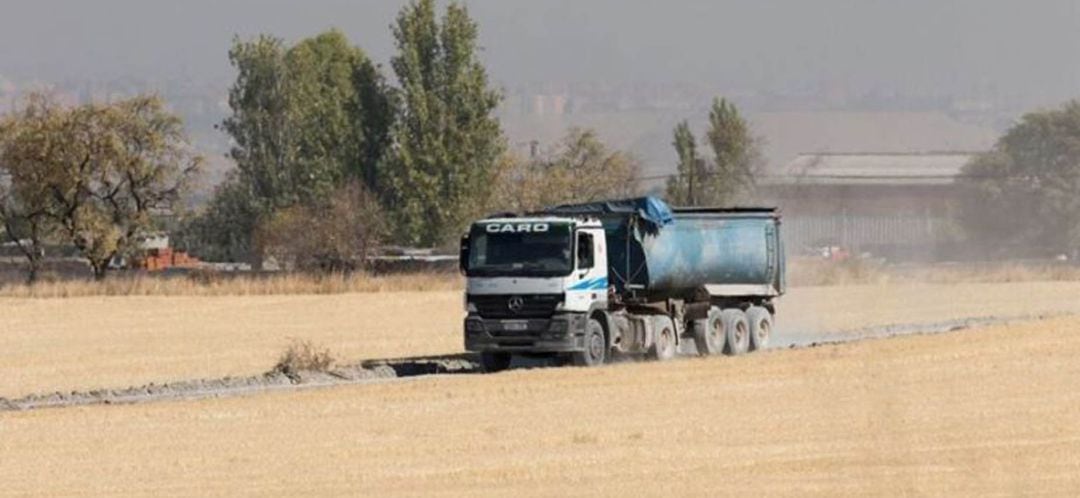 Uno de los camiones que llegan a la Planta de reciclaje de Pinto por el camino de acceso a la misma.