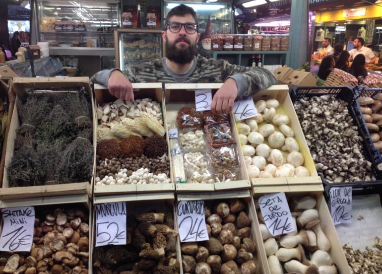 Xavi Petràs, en su puesto del Mercat de la Boqueria.